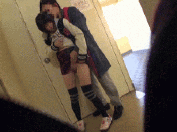 団地の非常階段でイタズラされる女の子の様子がヤバい…ガチで存在してそうな変態おじさんの中出しGIF画像の画像