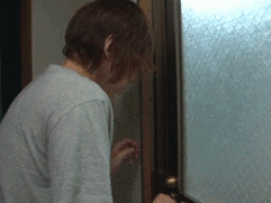 妹が目の前で犯され鬱勃起！？幼い女の子が継父に中出しされる性虐待GIF画像の画像