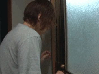 妹が目の前で犯され鬱勃起！？幼い女の子が継父に中出しされる性虐待GIF画像の画像
