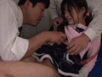 学校の先生にエッチなイタズラされちゃうランドセルの女の子…幼いワレメに中出しされるわいせつGIF画像の画像