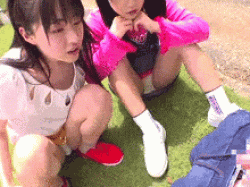 女児のパンチラでフル勃起！？オナニー見せつける変態男が暴走するイタズラGIF画像の画像