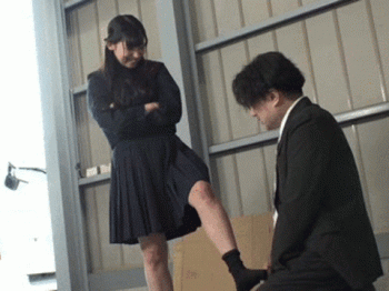 痴漢オヤジを捕まえ追い詰める女子高生がエロ過ぎ…フルチン土下座で射精させる痴女GIF画像の画像