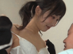 手のひらサイズのおっぱいが可愛い…親戚の叔父さんに甘えるパイパン姪っ子に種付けする中出しGIF画像の画像