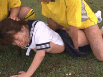 サッカー部で起きた女子マネジャー集団性暴行事件がやばい…グラウンドで孕ませレイプGIF画像の画像