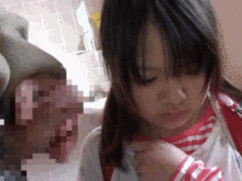 下校中の女児にわいせつ行為…性犯罪者が撮った映像が流出！公衆便所でイタズラするハメ撮りGIF画像の画像