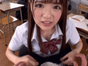 地下アイドルやってる女子校生が学校で童貞狩り！？即ズボする中出しGIF画像の画像