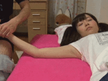 昼寝している妹にエッチなイタズラをする変態兄貴が大暴走！？痙攣イキ連発する妹に中出しする近親相姦GIF画像の画像