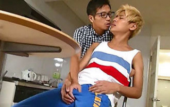 やんちゃ風エロカワイイ男子のタンクトップの脇から乳首を。。の画像