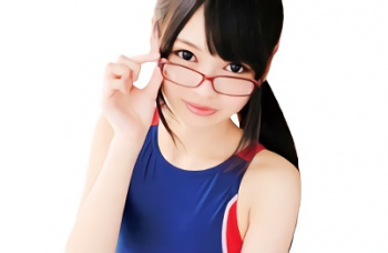 【跡美しゅり】貧乳スレンダーの激カワ美少女が「メガネ、スク水、パンスト」着衣のコスプレ姿で2本の肉棒を咥え込む激ピストン3Pセックス！の画像
