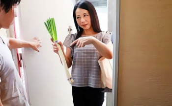 【素人】世話焼きなパートのおばさん（熟女）が若いチンポに夢中！青年の自宅に訪問して生チンポを咥え込む不倫中出しセックス、その一部始終を盗撮！の画像