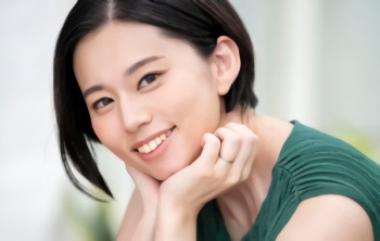 【平井栞奈】ショートヘアーの美熟女（人妻）がAVデビュー！男優の他人棒にジュボジュボ吸い付くフェラ抜き！！の画像