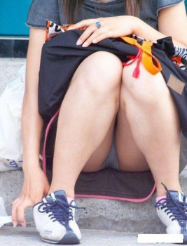出会いは突然に・・・偶然撮られたしゃがみパンチラの画像