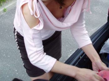 ブラのサイズが合ってない!?乳首まで見えちゃってる胸ちらの画像