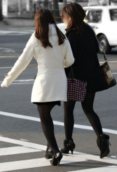 黒光りする足!艶やかパンスト画像の画像