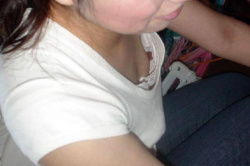 大事なとこまで見えてる胸ちらの画像