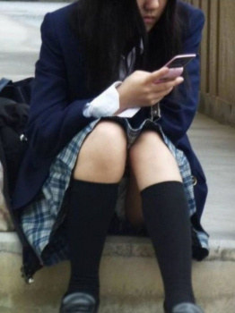 座って油断しているjkを激写！の画像