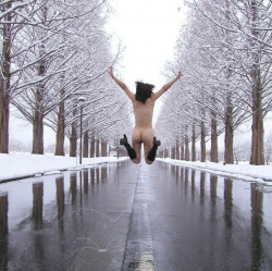 雪が積もろうが外で脱いじゃう変態達の画像