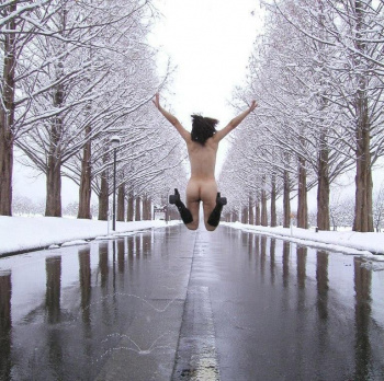 雪が積もろうが外で脱いじゃう変態達の画像