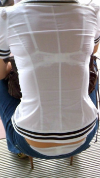 透けすぎ注意！白ブラウスの透けブラジャーの画像