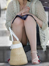 しゃがんだところを狙い撃ち！しゃがみパンチラの画像