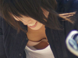 街でみかけた妖艶胸ちらの画像