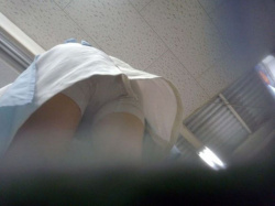 お仕事中の看護師さんを下から眺める！の画像