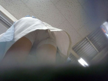 お仕事中の看護師さんを下から眺める！の画像