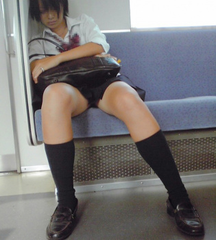 電車で座ったら向かいの席は女の子の画像