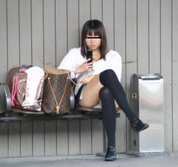 スカートで座れば必然的に見えてしまうんです。の画像