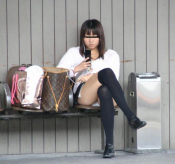 スカートで座れば必然的に見えてしまうんです。の画像