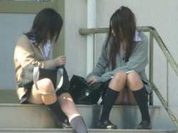 油断したjkの座りチラの画像