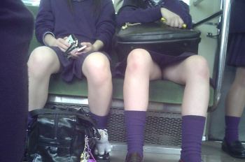 電車対面式JKの画像