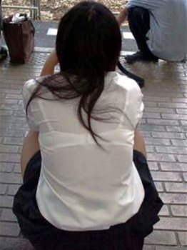 透けすぎるjkのブラウスの画像