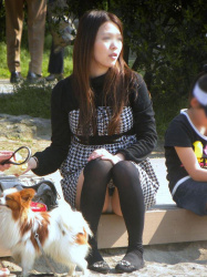 公園で偶然みかけた座りパンチラの画像