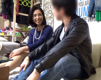 51歳の美熟女をイケメンが口説き落としてヤリ部屋で生ハメ盗撮！の画像