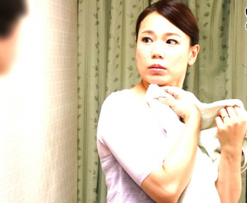 里崎愛佳 「僕、見ちゃったよ！母さん！」母がお風呂でオナニー！覗いてしまった息子が欲情して生ハメ！の画像