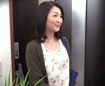 熟女コーチが心配して来てくれた部屋で不倫SEX！の画像