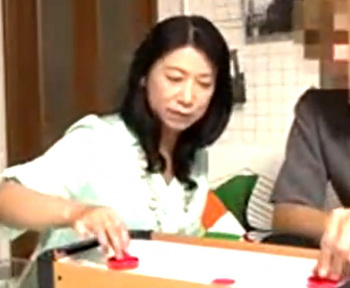 完熟おばさんを若い男が口説いてヤリ部屋で生ハメ盗撮！の画像