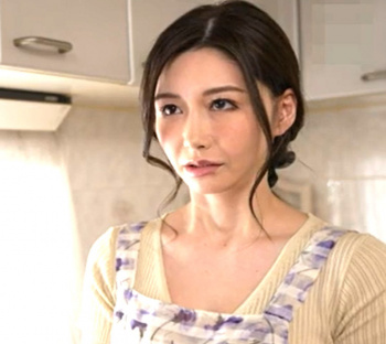 愛弓りょう 「溜まっているなら…」美しい義母が欲求不満の娘婿を見て背徳SEX！の画像