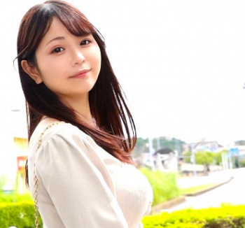 33歳のロリ顔巨乳人妻がセックスレスで堪らず応募し待ち合わせてホテルで浮気ハメ！の画像