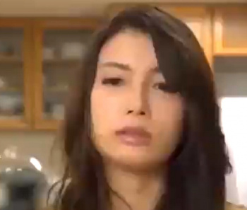 堀内秋美 「動かないで...」義母が絵のモデルをした義息子と生ハメを教えてあげる！の画像