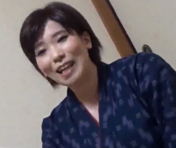 熟女仲居が男性客に口説かれてハメられちゃう盗撮動画！の画像