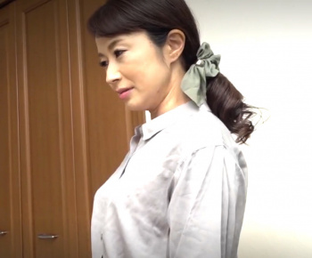 東ゆかり 「お！お母さん...」息子のオナニーを見たら発情してしまった熟女母！の画像