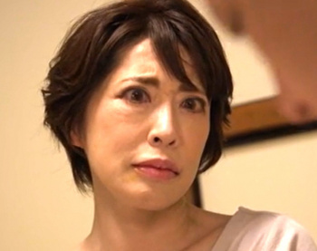 嶋崎かすみ 「バカ息子なんてほっとけ！」息子のデカチンで堕ちた変態熟女母！の画像