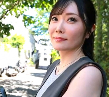 七瀬りく 「本当はマゾ気質で従順なご奉仕タイプです...」バリキャリOL人妻が言いなり状態で気持ち良くなりたいとAVデビュー！の画像