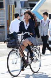 自転車通学中のJKとすれ違う時どこを見る？の画像