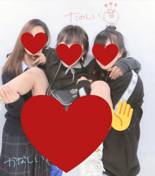 【画像】JKさん、プリクラで大胆に開脚してしまうの画像
