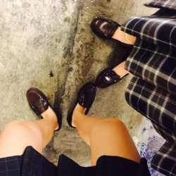 【画像】女子高生、どんどん靴下が短くなりついに靴下を履かなくなるの画像