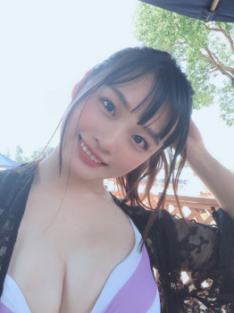 【悲報】AV女優さん、美肌加工しないとお肌がボロボロの模様……の画像