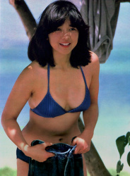 【画像】宮崎美子（61）のエロエロ水着グラビア「いまのキミはピカピカに光って～」の画像